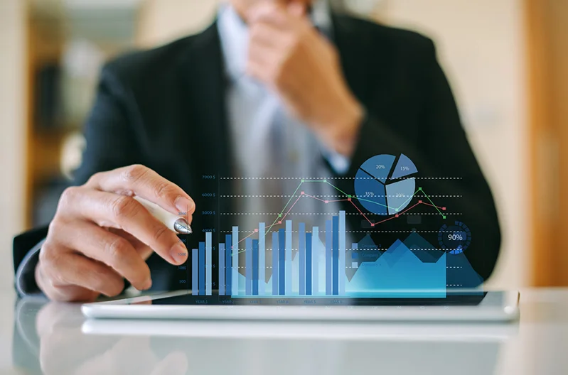 Consultant analysant des graphiques de performance au-dessus d'une tablette